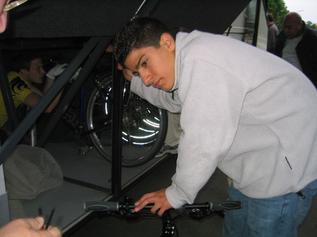 001 Fahrraeder_einraeumen