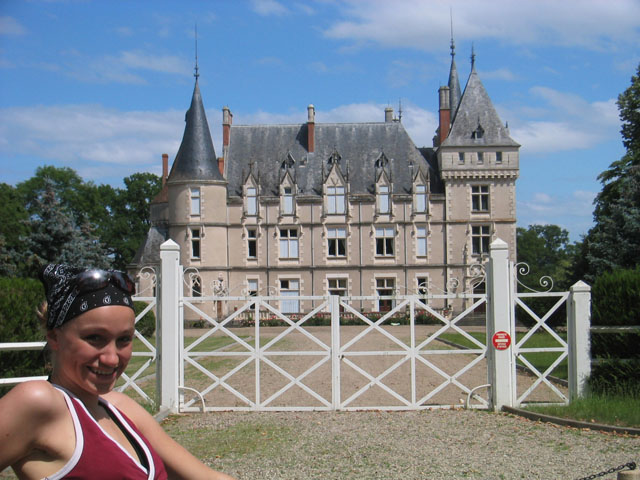 011 Marie_vor_einem_Schloss