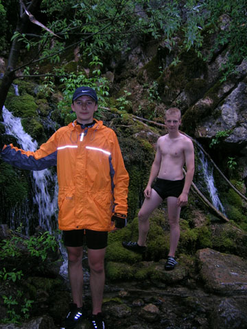 109 Fabi_und_Jan_vor_einer_Quelle