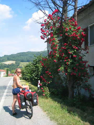 133 Lenya_neben_Blumen