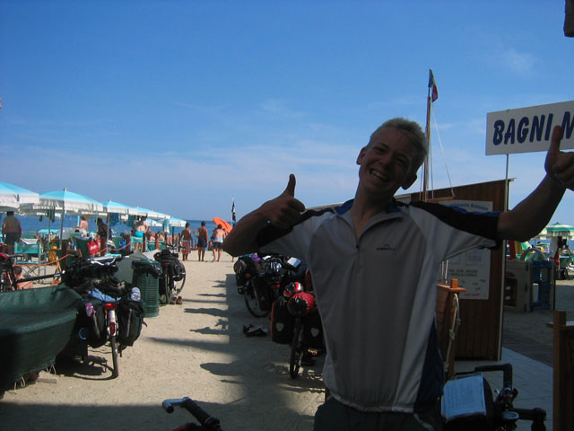 143 erster_Besuch_am_Strand