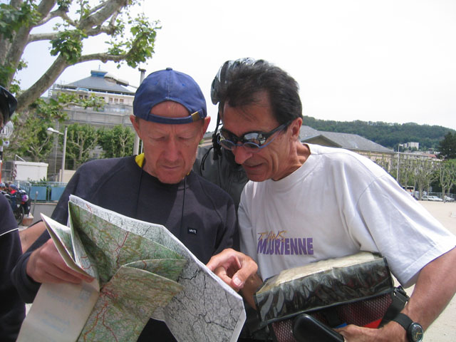 045 Herr_Wendering_und_Pierre_suchen_die_beste_Route