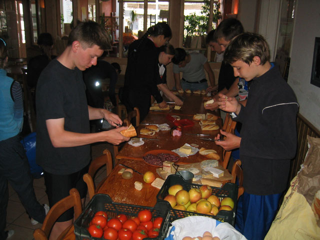 050 morgendliches_Baguettes-Schmieren