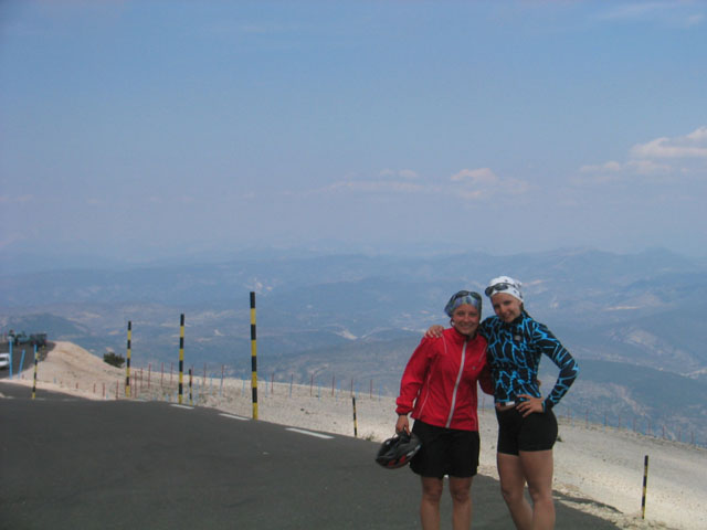 083 Lenya_und_Rita_auf_dem_heiligen_Berg_der_Radfahrer