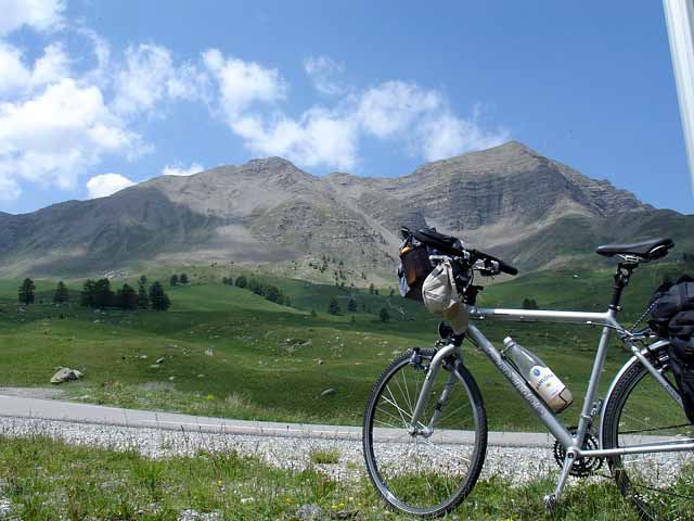 Berg-Stilleben mit Fahrrad 2
