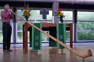 2010-Bernard-Jamais-spielt-Alphorn